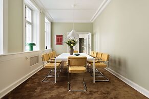 Royal Neighbors - 4 bedrooms - 2 bathrooms
