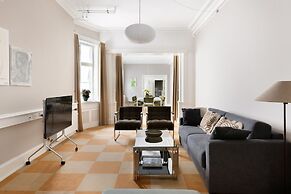 Royal Neighbors - 4 bedrooms - 2 bathrooms