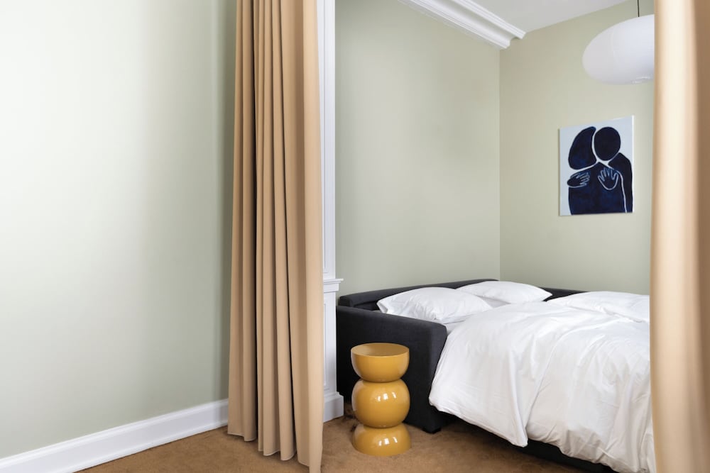Royal Neighbors - 4 bedrooms - 2 bathrooms
