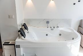 Green Luxe Suite 2 Private Hot Tub