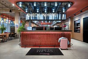 Moxy Verona