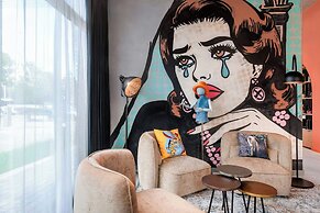 Moxy Verona