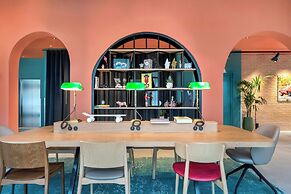 Moxy Verona