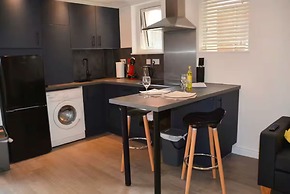 Stunning 1BR Apt in Central Cheltenham