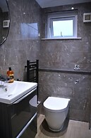 Stunning 1BR Apt in Central Cheltenham