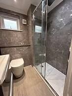 Stunning 1BR Apt in Central Cheltenham