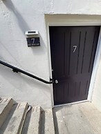Stunning 1BR Apt in Central Cheltenham