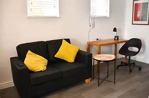 Stunning 1BR Apt in Central Cheltenham