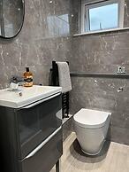 Stunning 1BR Apt in Central Cheltenham