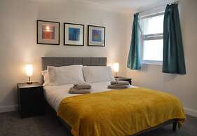 Stunning 1BR Apt in Central Cheltenham