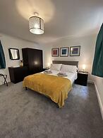 Stunning 1BR Apt in Central Cheltenham