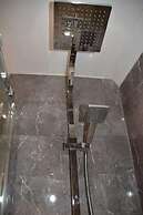 Stunning 1BR Apt in Central Cheltenham