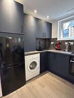 Stunning 1BR Apt in Central Cheltenham