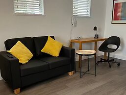 Stunning 1BR Apt in Central Cheltenham
