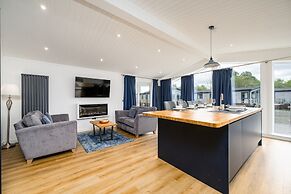 Paddock Lodges Deluxe 2 Bed Chalet