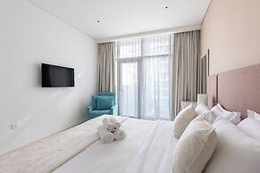 Stylish One-Bedroom Oasis Palm Location
