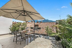 Riva's Rooftop Retreat