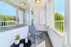 The Green Corner Apartment With Balcony