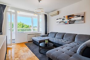 The Green Corner Apartment With Balcony