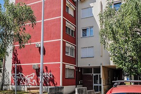 The Green Corner Apartment With Balcony