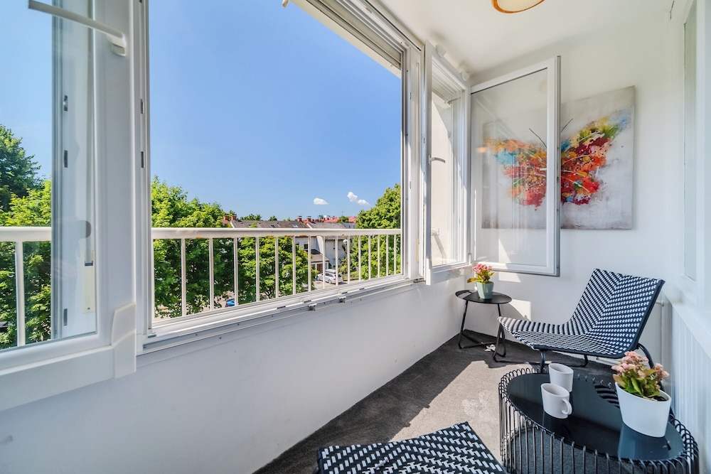 The Green Corner Apartment With Balcony