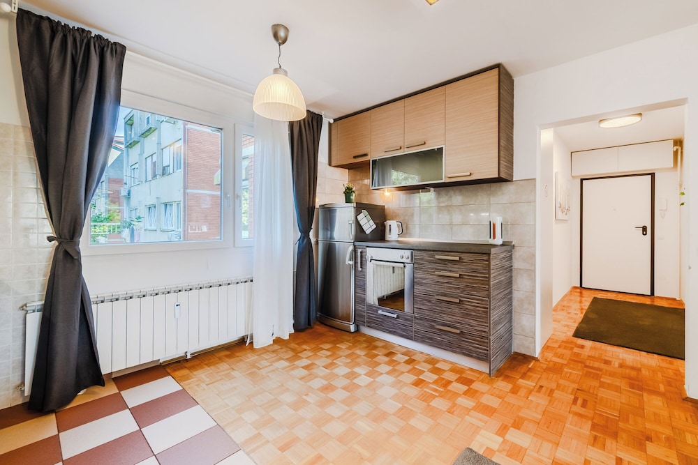 The Green Corner Apartment With Balcony