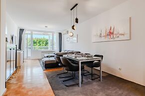 The Green Corner Apartment With Balcony