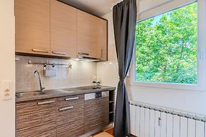 The Green Corner Apartment With Balcony