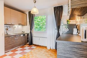 The Green Corner Apartment With Balcony