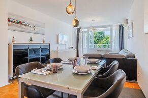 The Green Corner Apartment With Balcony