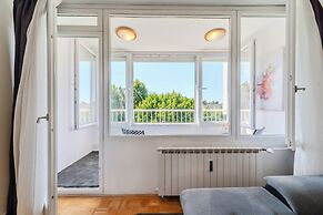 The Green Corner Apartment With Balcony