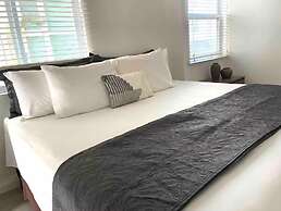 Modern 1BR Condo in Kingston