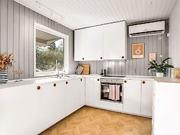 6 Person Holiday Home in Vaeggerlose