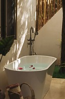 Luxury Jungle Retreat Sleeps 10 Rooftop Pool