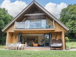 Lakeside Lodge