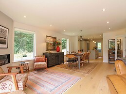 Lakeside Lodge