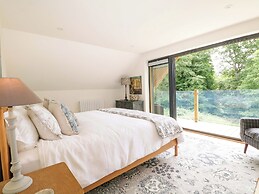 Lakeside Lodge