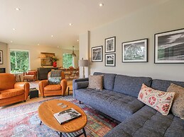 Lakeside Lodge