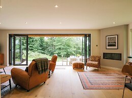 Lakeside Lodge