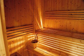 Luxury Studio Rooftop Pool & Gym Access