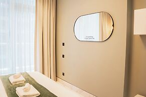 Luxury Studio Rooftop Pool & Gym Access