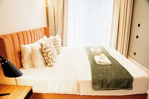 Luxury Studio Rooftop Pool & Gym Access