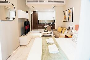 Luxury Studio Rooftop Pool & Gym Access