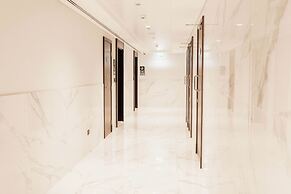 Luxury Studio Rooftop Pool & Gym Access