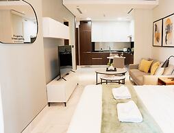 Luxury Studio Rooftop Pool & Gym Access