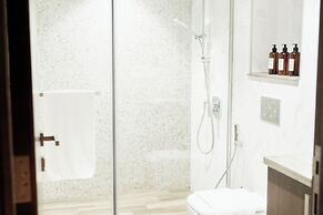 Luxury Studio Rooftop Pool & Gym Access