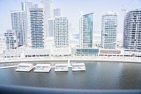 Luxury Studio Rooftop Pool & Gym Access