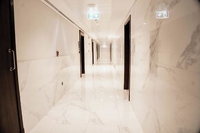 Luxury Studio Rooftop Pool & Gym Access