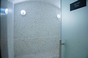 Luxury Studio Rooftop Pool & Gym Access