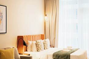 Luxury Studio Rooftop Pool & Gym Access